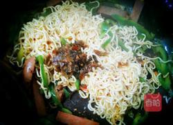 老坛酸菜火腿炒面的做法图解6