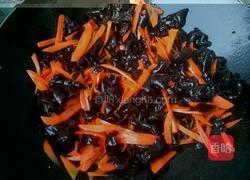 红萝卜炒木耳的做法图解3