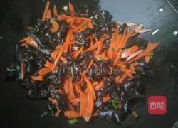 红萝卜炒木耳的做法图解5
