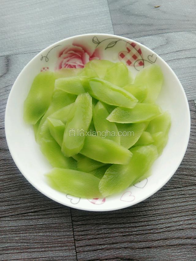 莴笋去皮洗净切斜片