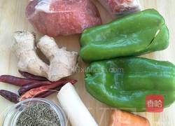 青椒孜然肉片的做法图解1