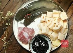 （补血滋阴）莲藕黑豆煲鲶鱼汤的做法图解1