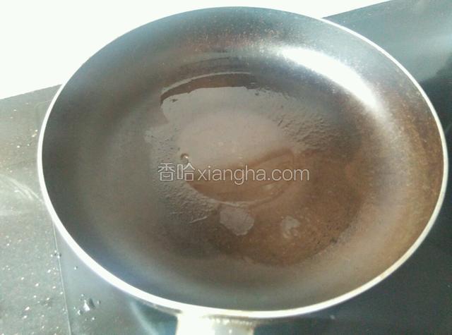 锅里下少许油烧热（不要太多，一会腊肉会出油）。