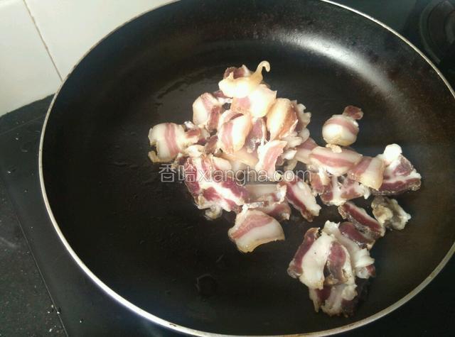 倒入腊肉煸炒。