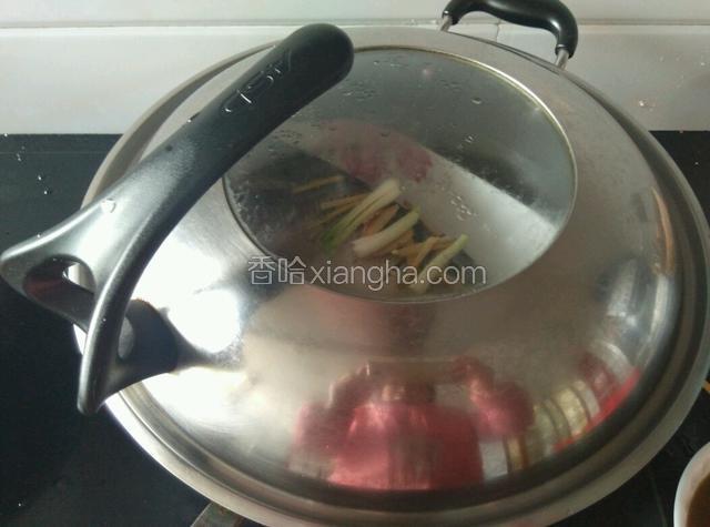 盖上锅盖大中火蒸8分钟后关火，再虚蒸3分钟。