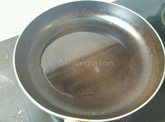 油倒入锅中，烧至开始冒烟关火。