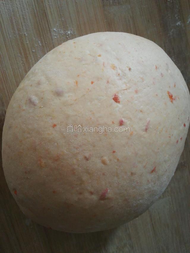 取出发好的面团，铺撒面粉，排气重新揉匀，揉至面团细腻