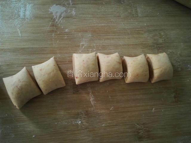 用刀均匀的切成小块