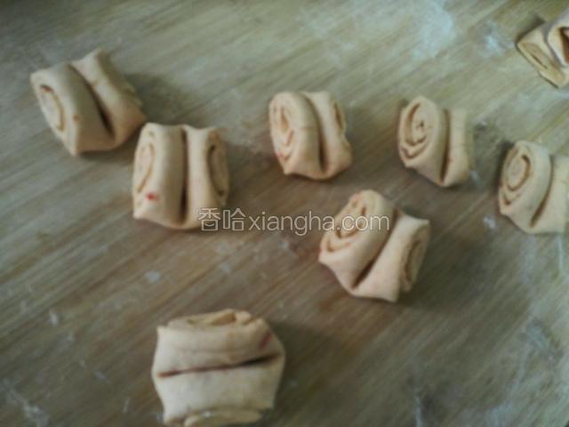 用一根筷子在面团中间压一下