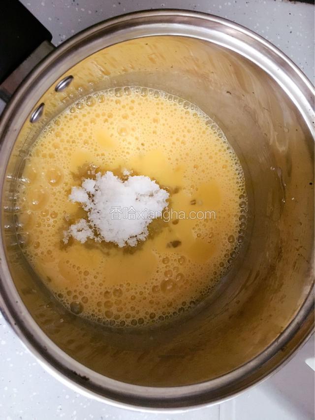 鸡蛋打散后加入白糖，画圈搅拌至糖融化