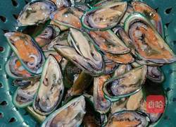 咸菜炒青口(淡菜)的做法图解2