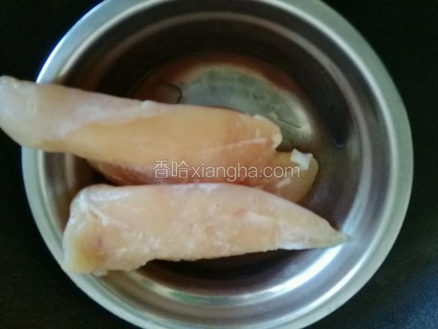 鸡胸清水洗净；
