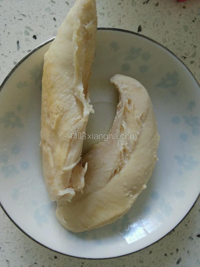 鸡胸肉晾凉备用；