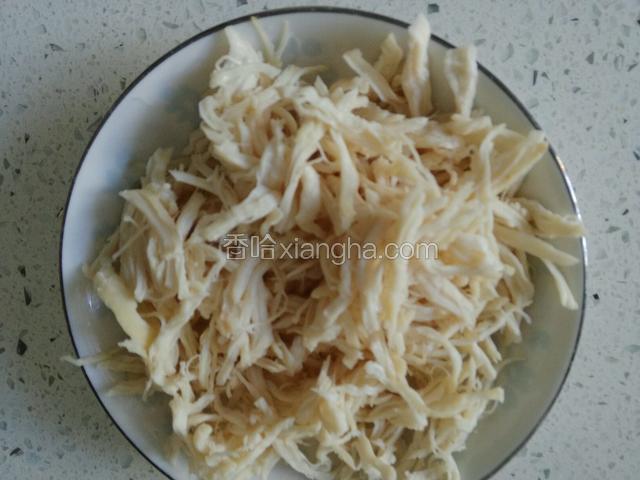 戴塑料手套顺方向撕成鸡丝儿；