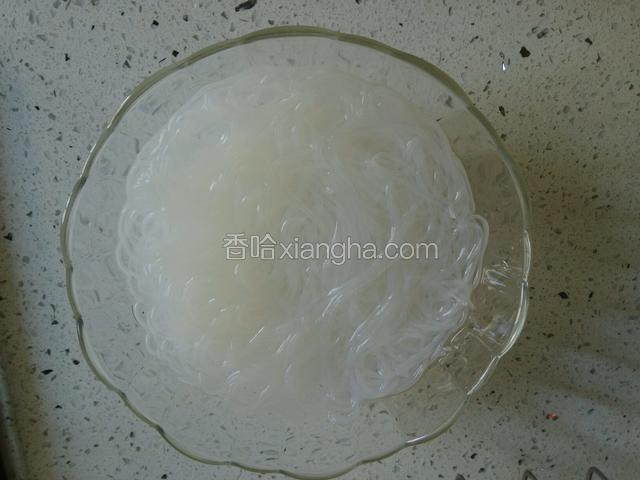 粉丝温热水泡发10分钟；