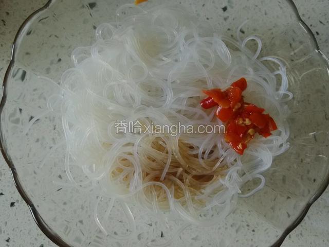 粉丝倒入生抽、米醋、剁椒搅拌均匀；