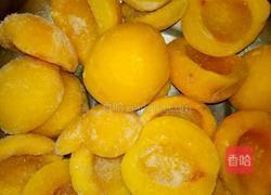 黄桃罐头的做法图解1