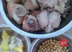 黄豆焖猪脚的做法图解1