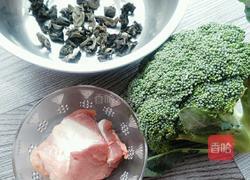 西兰花木耳炒肉的做法图解1