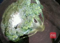 西兰花木耳炒肉的做法图解2