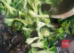 西兰花木耳炒肉的做法图解6