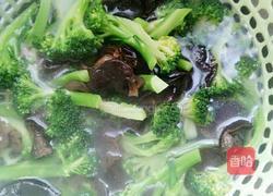 西兰花木耳炒肉的做法图解7