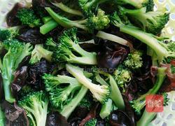 西兰花木耳炒肉的做法图解8