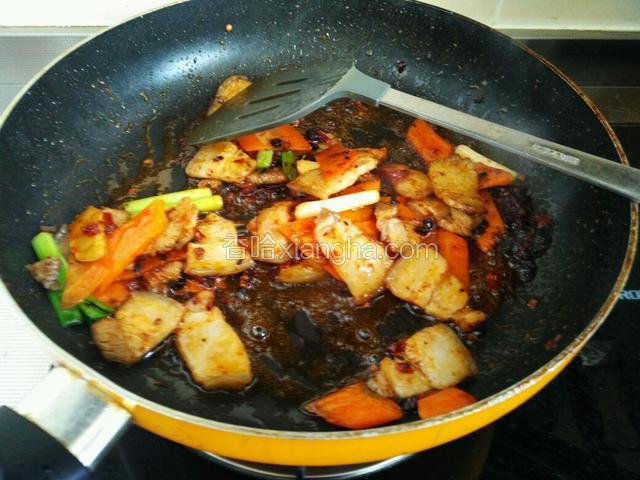 豆瓣酱出红油后转大火，混匀翻炒所有食材。
