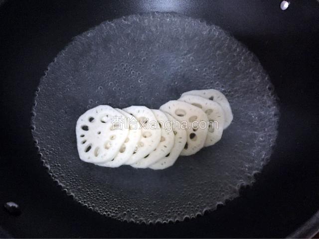 锅中倒入清水烧开后放入莲藕焯熟
