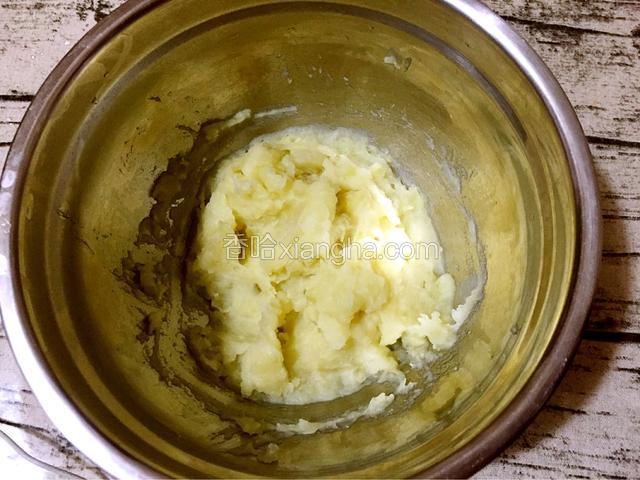 土豆蒸熟后用勺子压成泥