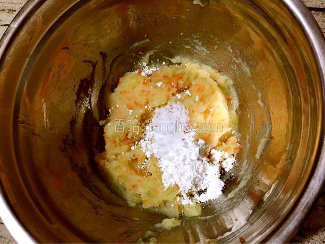加入玉米淀粉和盐搅拌均匀