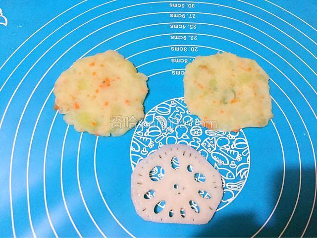 取适量的土豆泥揉圆按扁，（比莲藕片大一点）