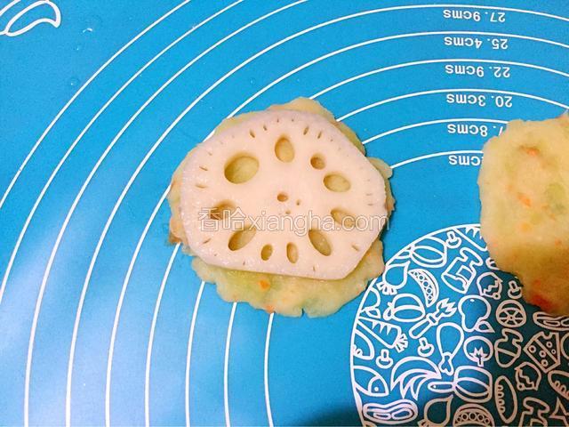 把莲藕片放在土豆上