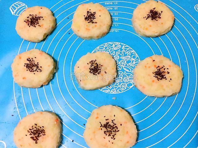 依次做好所有的土豆莲藕饼