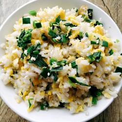 蒜苗蛋炒饭的做法[图]