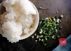 蒜苗蛋炒饭的做法图解1