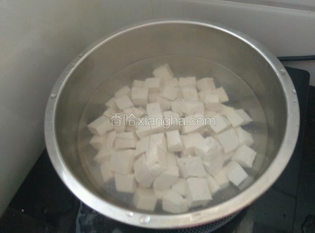入开水中煮半分钟。