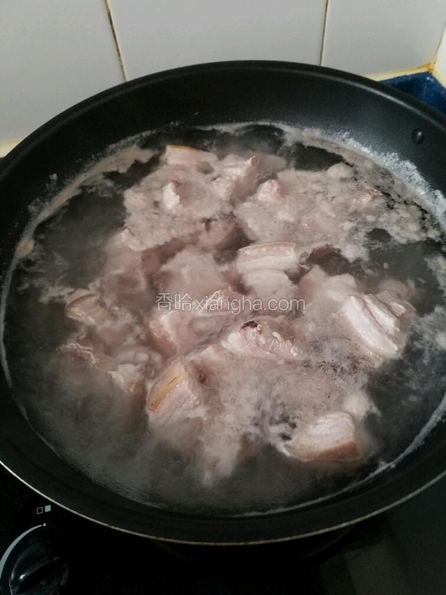 腩肉洗淨連同冷水下鍋~大火燒開~轉中火燒三分鐘~焯好撈起腩肉~用清水冲下俻用