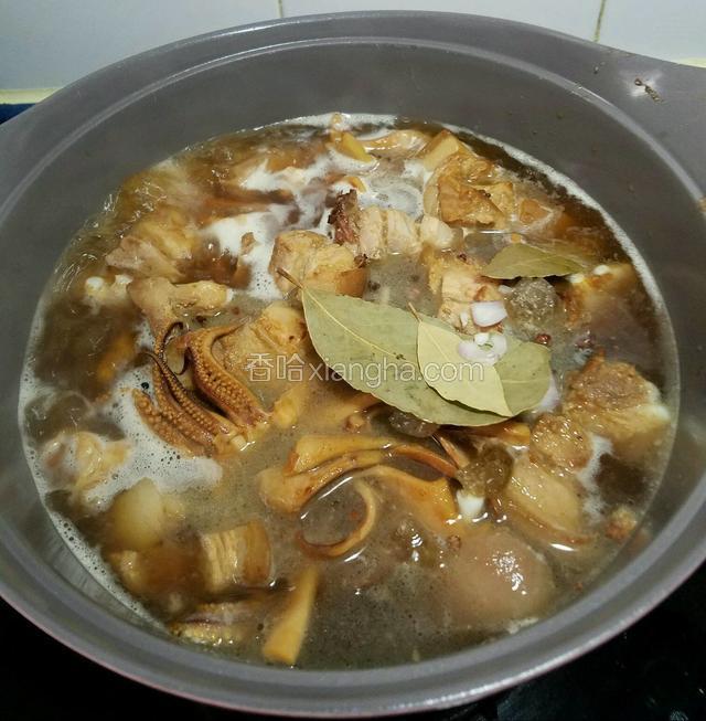 鏟起食材~放入炆腩肉的鍋里~再放入桂皮~八角~花椒~香枼~紅椒~冰糖~五碗滾水~大火燒開~轉中細火炆90分鐘（水要末過肉）