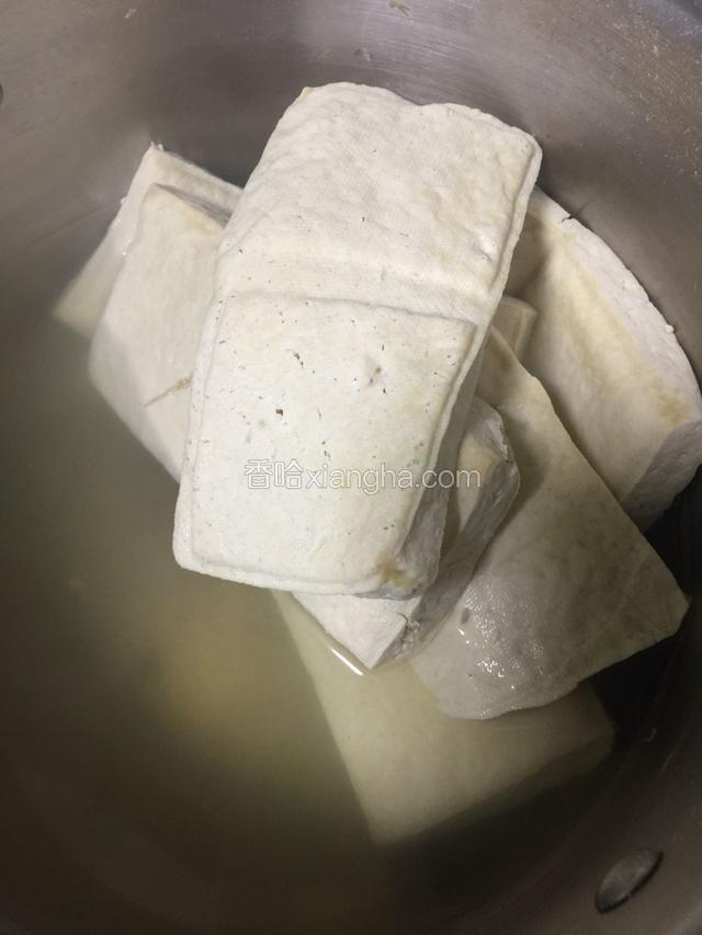 煮至出现蜂窝状小孔洞捞出