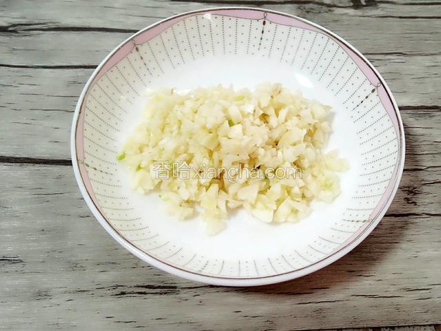 蒜末备好。