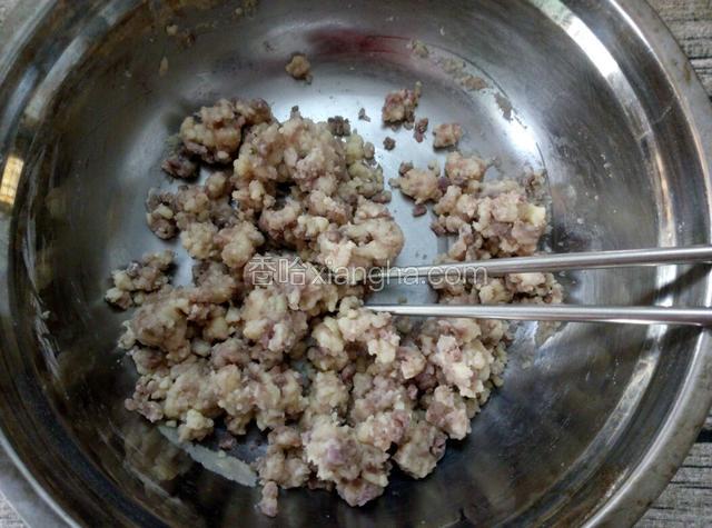 油酥材料（中筋面粉，玉米油，淡紫酥泥）放入大容器和成面团。