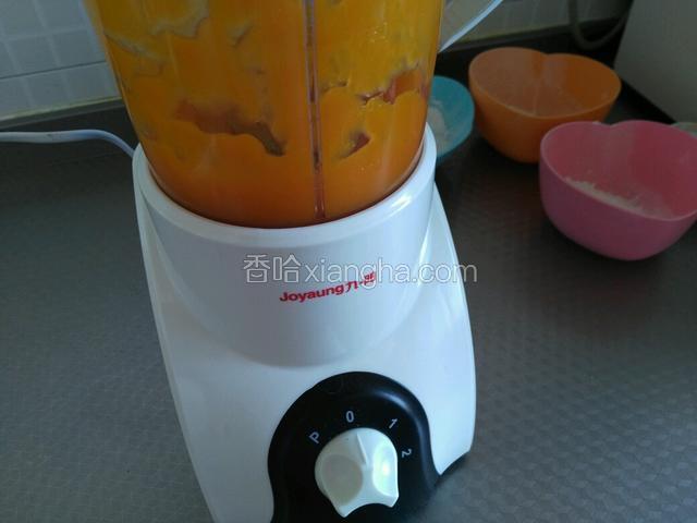 把蒸熟的南瓜量好克数，倒入料理机里面，一点水都不要加哦！因为蒸南瓜的时候里面就有足够水份的。不到一分钟南瓜泥就完成啦。