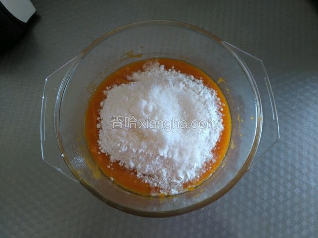 再倒入量好克数的糯米粉，普通面粉和白糖。