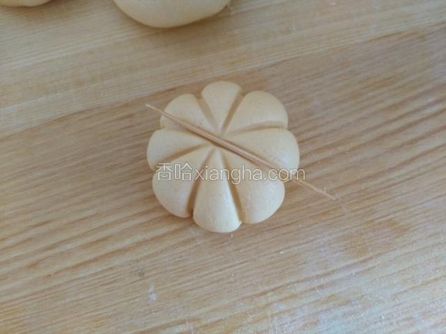 然后用牙签在小面团上面压出来南瓜的纹理。