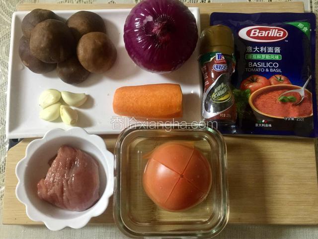 准备出所需食材，把西红柿表面用刀划上十字，放碗里用热水浸泡三分钟，然后去皮处理。