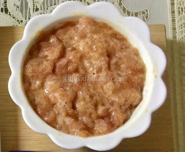 把猪里脊剁成肉泥，加入蛋清、生抽、料酒、淀粉拌匀腌制十分钟。