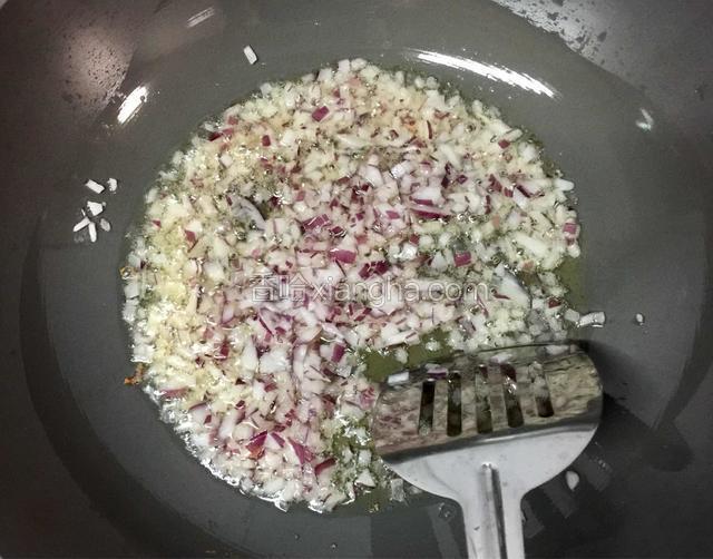 准备工作全部做好了，我们接下来就要开始炒制番茄肉酱了。锅里添上适量的橄榄油，把切好的蒜末和洋葱下锅炒香。至于油的用量看个人习惯，我喜欢油略多一些的，炒出来的酱油亮亮的，吃起来很香，色泽漂亮。如果想要低油饮食的可以自己随意调整的哈。