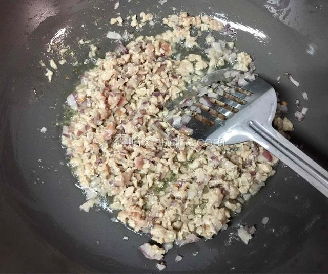 然后加入煨好的肉馅下锅炒至变色断生。