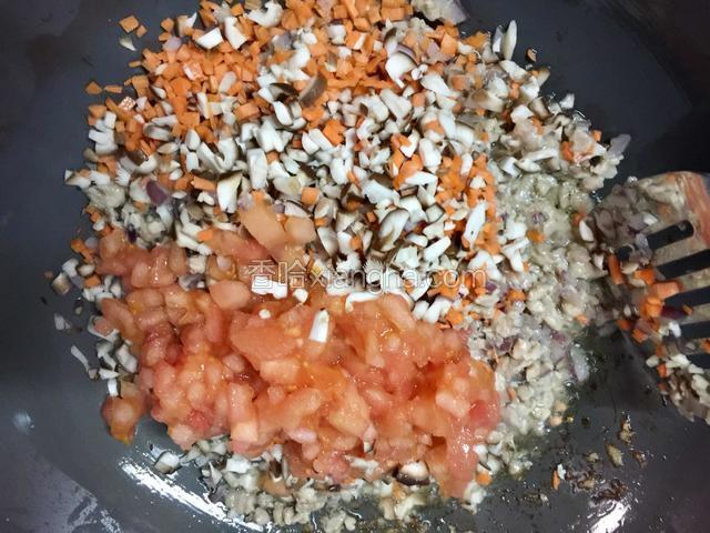 接着把其余的食材全部加入锅内继续翻炒，同时加入两勺的生抽，一勺的盐，三勺的糖进行调味儿。